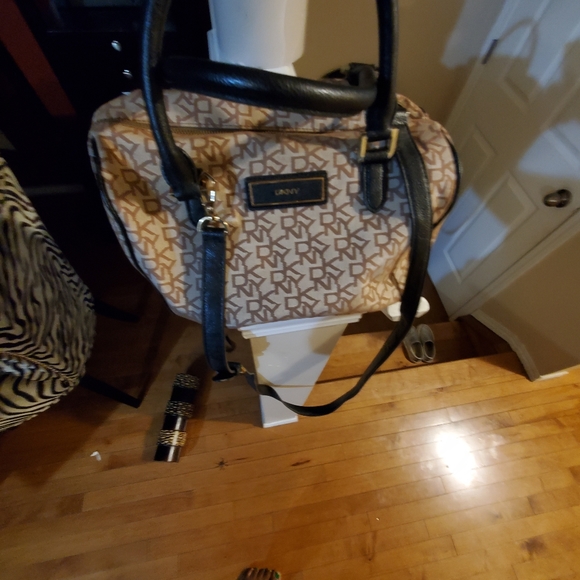 Dkny autentic hand/crossbody bag . - Picture 3 of 7